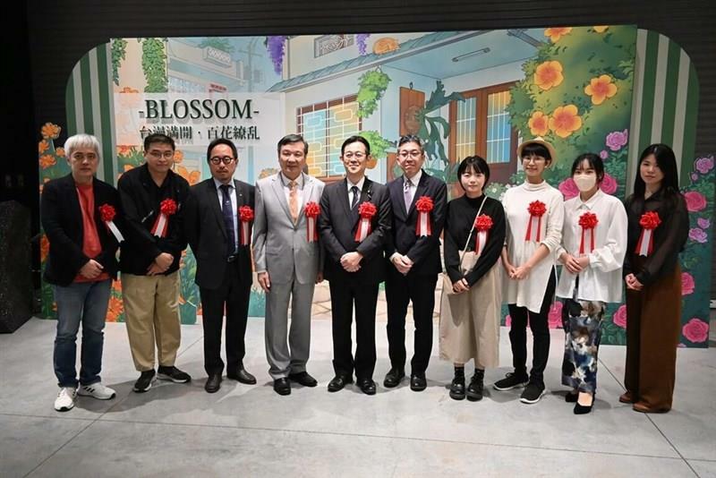 14日、角川武蔵野ミュージアムで「-BLOSSOM- 台漫満開・百花繚乱 台湾漫画メディアミックス展」のオープニングセレモニーに出席する李逸洋駐日代表（左から4人目）、漫画家の韋蘺若明さん（右端）、高妍さん（右から4人目）ら（駐日代表処台湾文化センター提供）