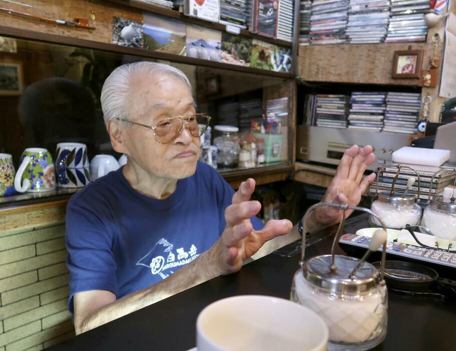 袴田巌さんとの思い出を話す喫茶店「木馬」の店主坂東昭男さん＝9日午前、静岡市