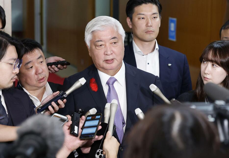 自民党本部で記者団の取材に応じる中谷防衛相＝14日午後、東京・永田町