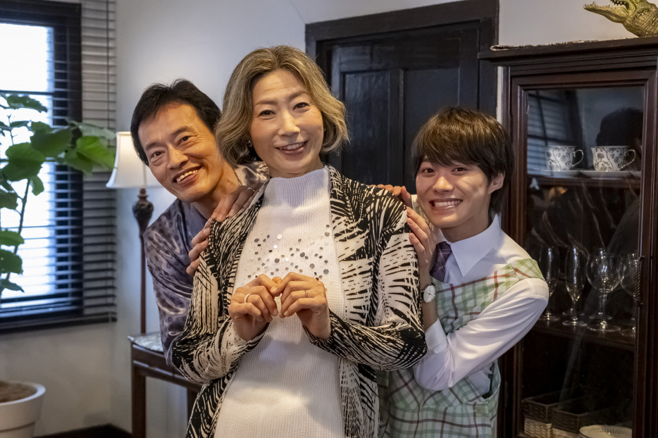 『民王R』に出演する（左から）遠藤憲一、峯村リエ、大橋和也（C）テレビ朝日