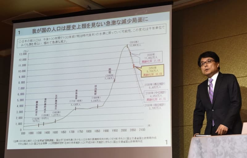 ２０１４年５月、「日本創成会議」の記者会見で人口減少の予測について説明する増田寛也元総務相