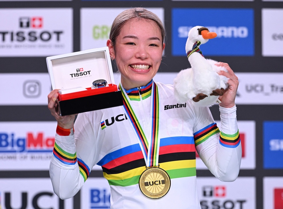 自転車、UCIトラック世界選手権、女子ケイリン。優勝を飾り、表彰式で喜ぶ佐藤水菜（2024年10月20日撮影）。【翻訳編集】 AFPBB News