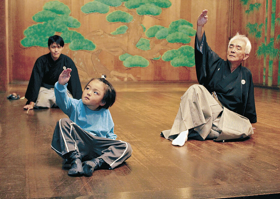 狂言「靱猿」の練習に励む周太ちゃん（手前左）と哲男さん（同右）、光太郎さん（奥）＝石川県立能楽堂