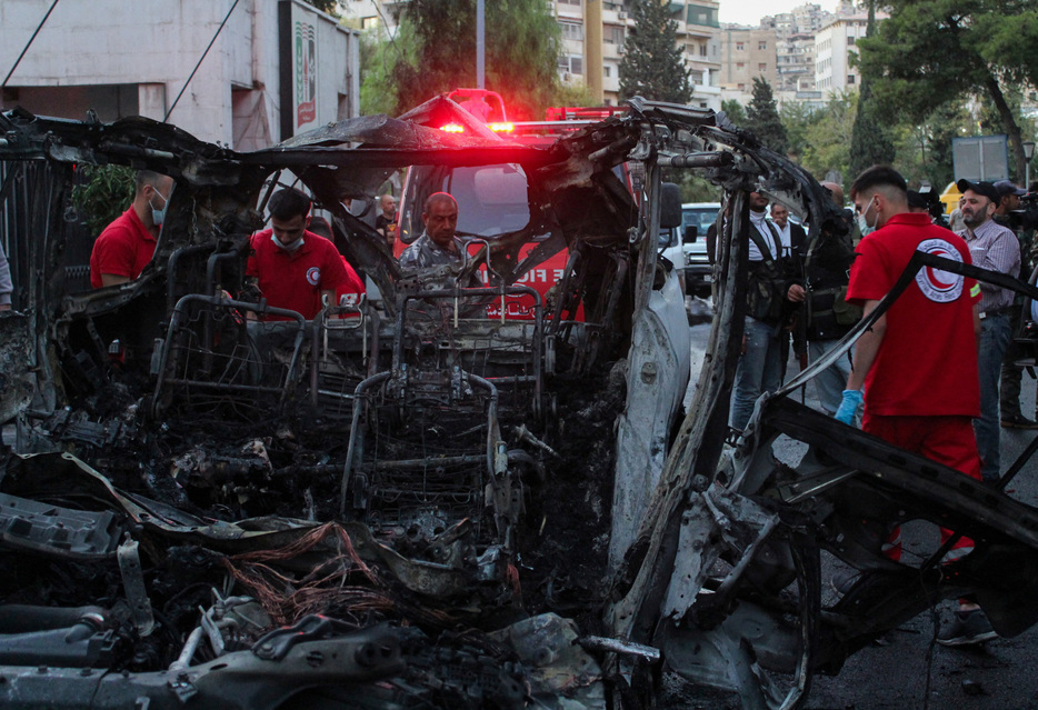 シリアの首都ダマスカスのマッジ地区で２１日、車が誘導ミサイル攻撃を受け、少なくとも２人が死亡、３人が負傷した。（２０２４年　ロイター/Firas Makdesi）