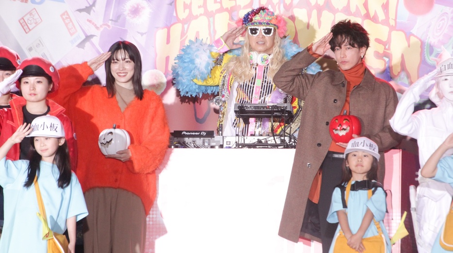 『はたらく細胞』ハロウィンパーティイベントに登壇した永野芽郁とDJ KOO、佐藤健