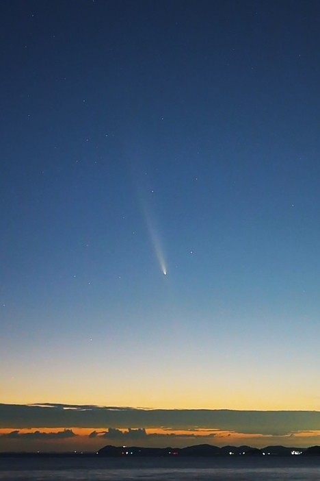 原田さんがスマートフォンで撮影した「紫金山・アトラス彗星」（「Google　Pixel8」、ISO感度400、シャッタースピード4・3秒、F値1・68、三脚固定）