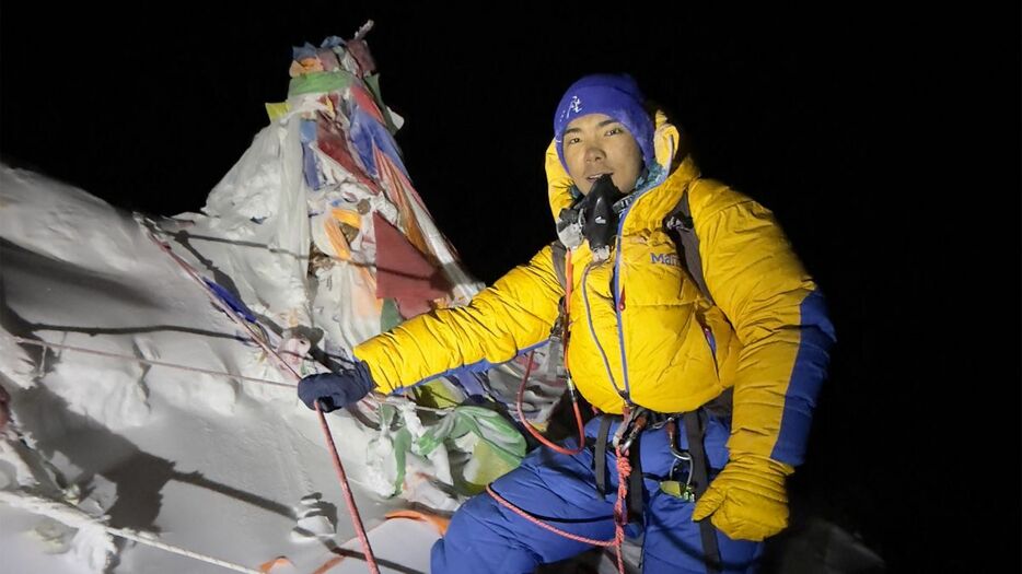 エベレストの頂上に立つ登山家のニマ・リンジ・シェルパさん