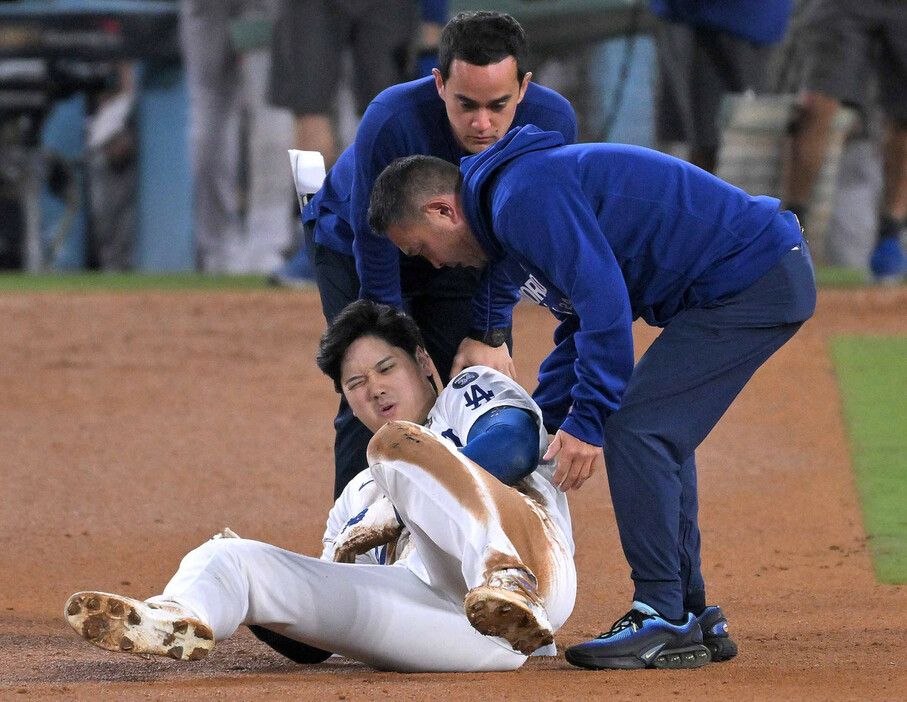 ヤンキースとのワールドシリーズ第２戦で左肩を痛めたドジャースの大谷（下）＝２６日、ロサンゼルス