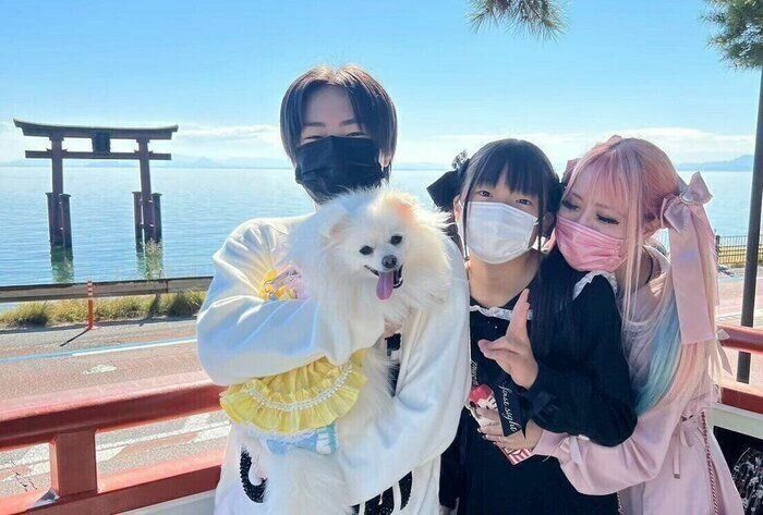 琉ちゃろくん、ひめちゃん、ちいめろさんと愛犬・おもちゃんと旅先にて。