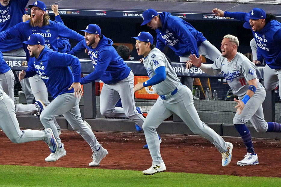 ＭＬＢは３０日、ワールドシリーズ第５戦をニューヨークで行い、大谷翔平選手と山本由伸投手が所属するドジャースはヤンキースを７─６で下して、通算４勝１敗で２０２０年以来４年ぶり８回目の制覇を果たした。写真中央は優勝後にマウンドに駆け寄る大谷翔平選手（２０２４年　ロイター/Usa today sports）