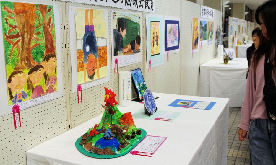 子どもたちの想像力豊かな作品がそろう会場（南丹市園部町・京都伝統工芸大学校）