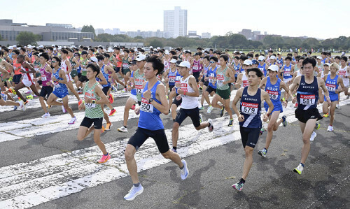 一斉にスタートする選手たち（１９日、東京都立川市で）＝武藤要撮影