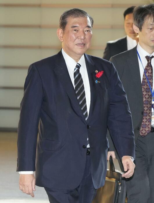 首相官邸に入る石破首相＝2日午前