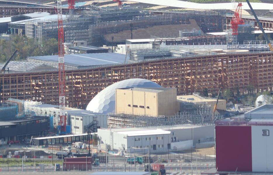 ［写真］写真中央のドーム型建屋は電力館、その手前は住友館（撮影：具志堅浩二）