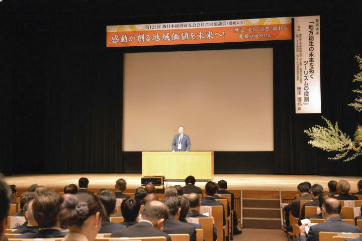 西日本経済同友会会員合同懇談会であいさつする愛媛経済同友会の山口普代表幹事＝11日午後、松山市道後町2丁目