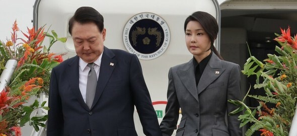 フィリピンを国賓訪問した尹錫悦大統領と夫人のキム・ゴンヒ女史が6日（現地時間）、フィリピン・マニラのニノイ・アキノ国際空港に到着し、専用機の空軍1号機から手を握って降りている＝大統領室写真記者団