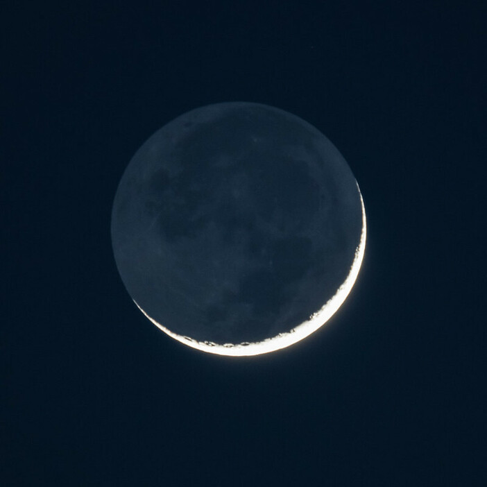 図1: 夜間の月には、地球からの光が届く「地球照」が発生しています。今回、地球からの光の量が減少し、月の夜間の表面温度に影響を与えていることが分かりました。（Credit: Stephen Rahn）