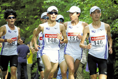 集団走で追い上げる神奈川大の選手ら＝金子祥子撮影