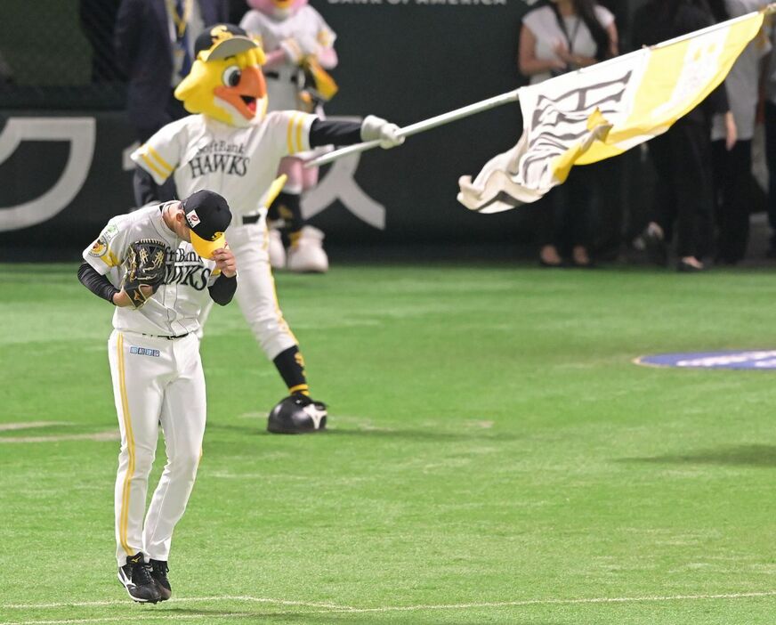 プロ初登板のマウンドに向かう前田悠（撮影・西田忠信）