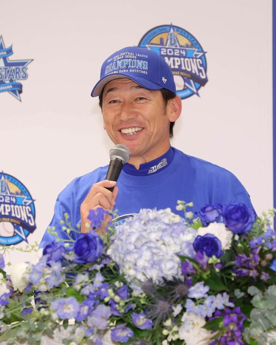 日本シリーズ出場を決め、会見で笑顔を見せる三浦大輔監督（カメラ・渡辺　了文）