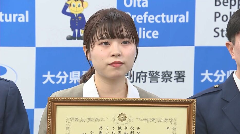 感謝状が贈られた豊和銀行石垣支店の酒井楓さん