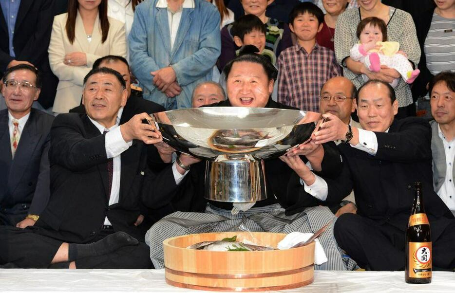 初のモンゴル出身力士、旭天鵬（中央）の初優勝を喜ぶ恩師の元大島親方（右）＝2012年5月、東京都墨田区