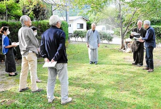 筆塚の立地場所について確認する発起人会のメンバー=10月16日、福井県小浜市浅間の常高寺