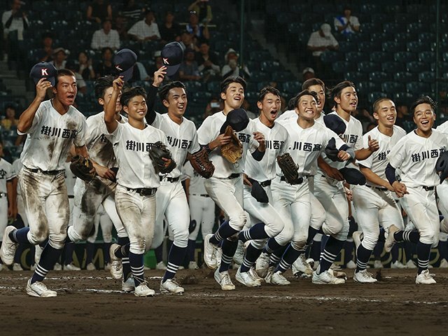 今夏の甲子園で1勝を挙げた掛川西。1年前の8月は「秋季大会初戦敗退」だった公立校はいかにして栄冠を手に入れたのか photograph by Kyodo News