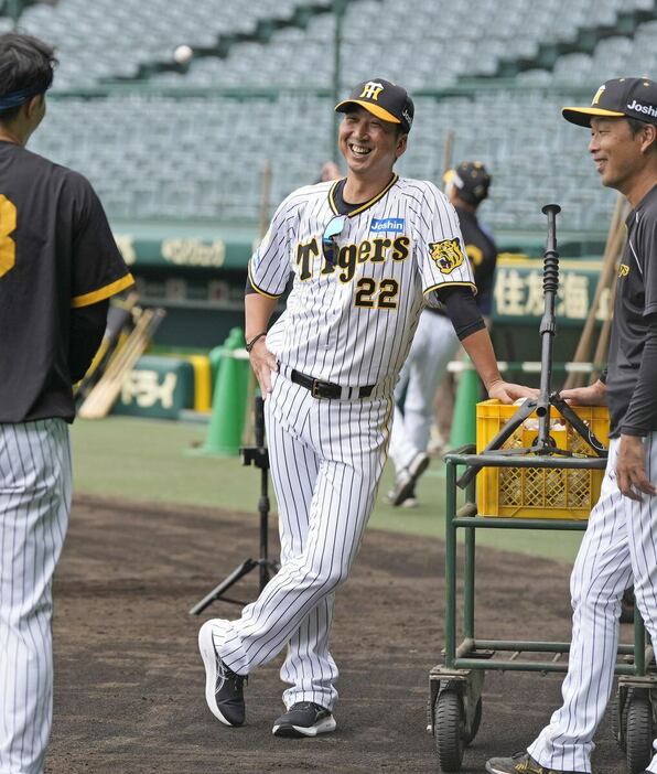 秋季練習初日、阪神・藤川球児監督は笑顔で選手に話し掛けながら動きを見守った（撮影・甘利慈）