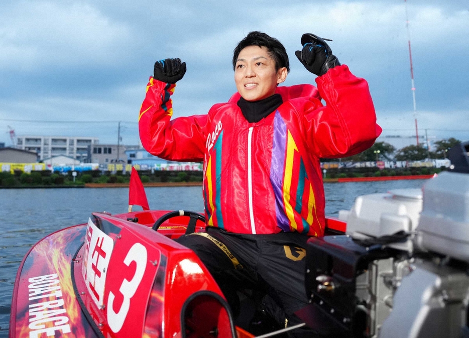 優勝を果たし、ガッツポーズをする桐生順平（撮影・木村　揚輔）　