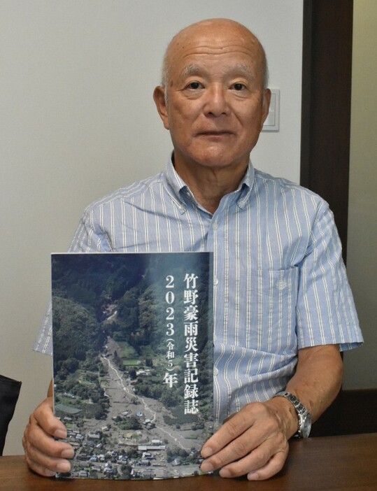 「竹野豪雨災害記録誌」を作製した平島さん＝福岡市城南区で2024年9月20日午後3時17分、山崎あずさ撮影