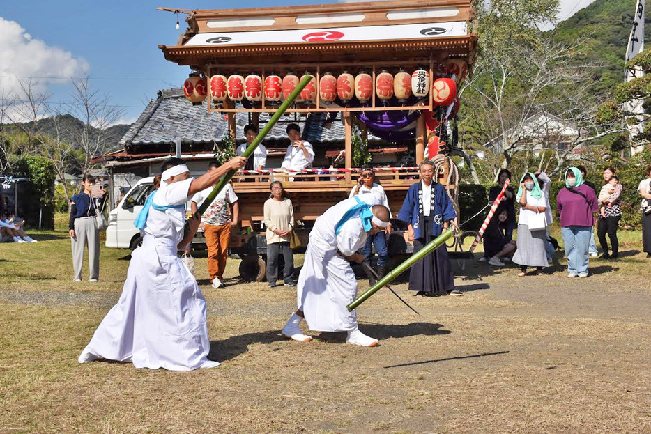 真剣を使った迫力の演武＝鴨川