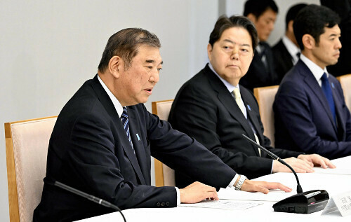 北朝鮮による拉致被害者家族会のメンバーと面会する石破首相（左）（１７日午前、首相官邸で）＝大石健登撮影