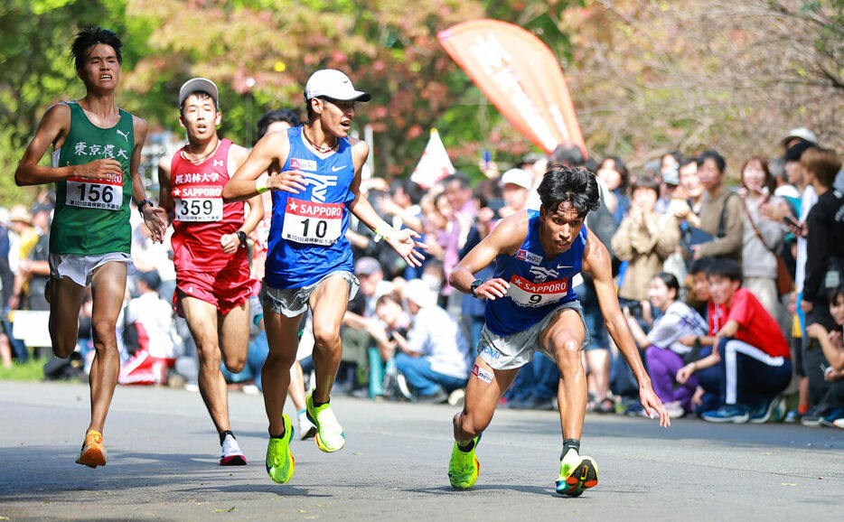 ゴール手前で東海大のロホマン（右）が、ふらついて失速。後続の可児（右から２人目）も驚いて手を差し出しながら追い抜く（カメラ・竜田　卓）