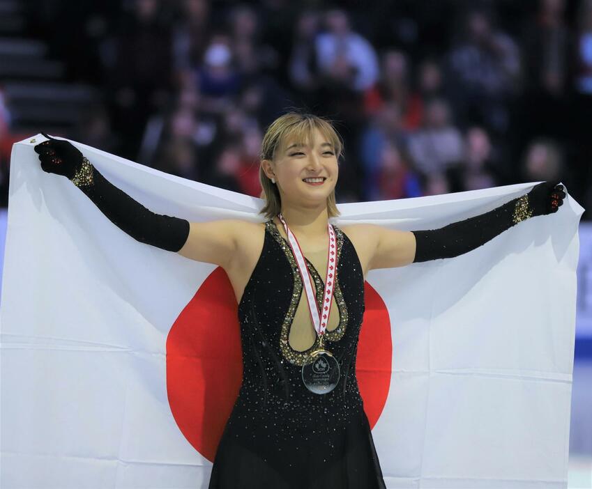 フィギュアスケートGPシリーズスケートカナダ　表彰式で日の丸を掲げる坂本花織（撮影・藤塚大輔）