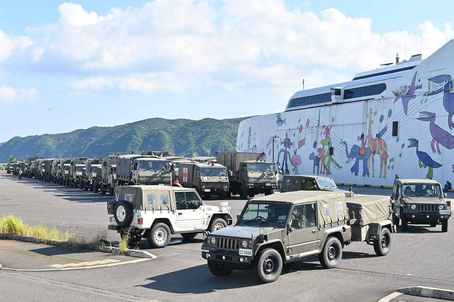 名瀬港に入港した「ナッチャンWorld」と、訓練のため奄美大島入りした陸自車両＝10日午前9時ごろ、鹿児島県奄美市