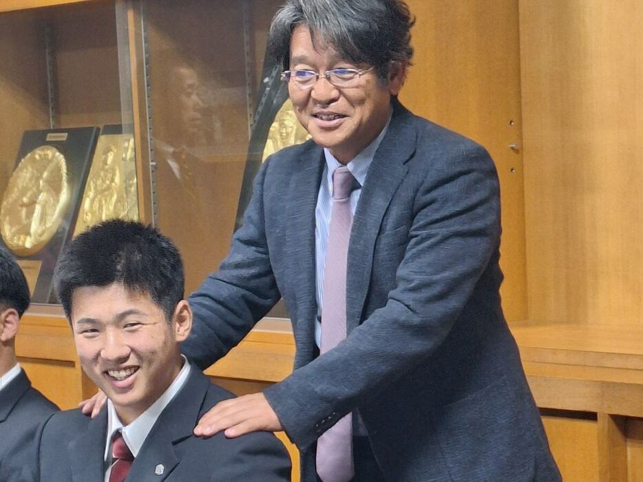 花咲徳栄高の石塚裕惺と岩井隆監督(撮影・赤堀宏幸）