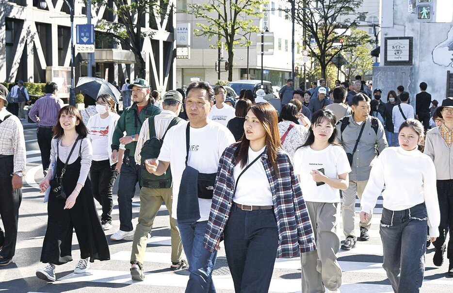 大名町通りから松本城公園に向かう大勢の人たち