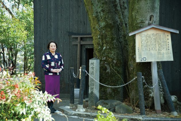 背後に立つ榎の大樹は源融の屋敷邸内にあった森の名残ともいわれている。