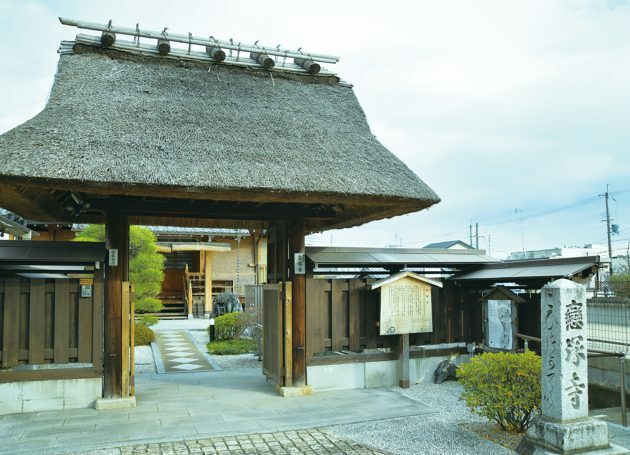 茅葺の山門。京阪電車「中書島」駅より市バス19番で「下鳥羽城ノ越町」下車。