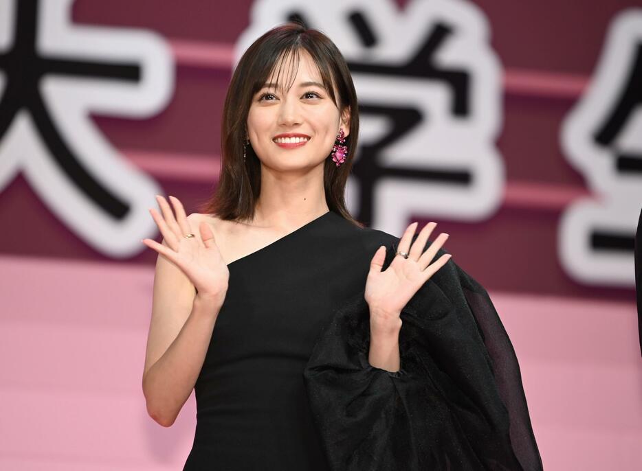 映画「六人の嘘つきな大学生」の完成披露舞台あいさつに登場した山下美月さん