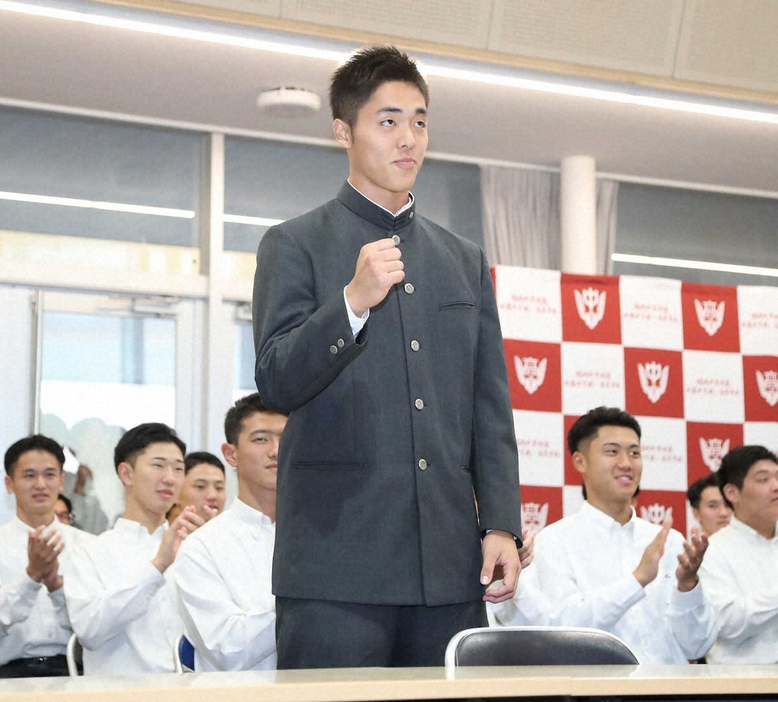 ＜プロ野球ドラフト福岡大大濠・柴田＞日本ハムから1位指名され笑顔を見せる柴田（撮影・岡田　丈靖）