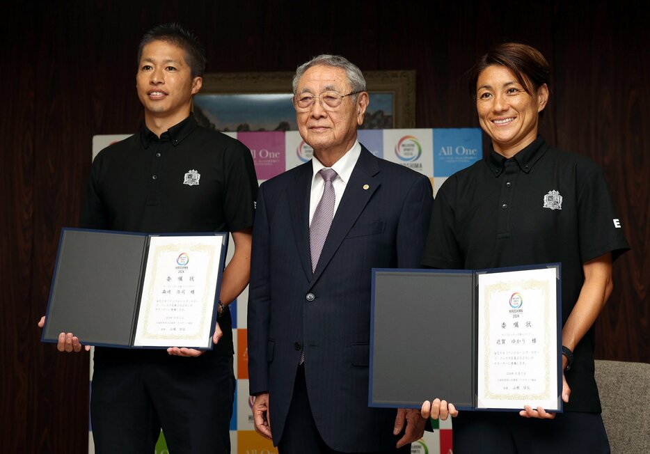 山根会長㊥から委嘱状を受け取った森崎さん㊧と近賀さん