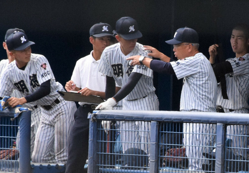 【鳴門－明徳義塾】選手たちに指示を送る明徳義塾の馬淵史郎監督（右から2人目）＝高知県立春野球場で2024年10月27日午前11時37分、皆川真仁撮影