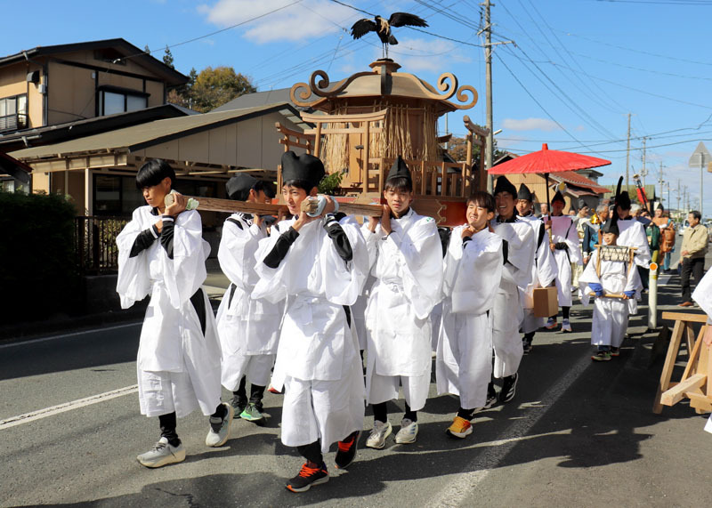 配志和神社の「天孫御降臨式年大祭」御神幸行装大行列。関係者がみこしを担ぐなどして市内を練り歩いた