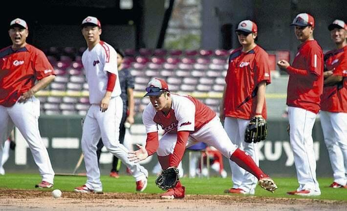 内野ノックを受ける小園選手ら（マツダスタジアムで）