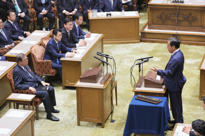 党首討論に臨む立憲民主党の野田佳彦代表（右）と石破茂首相（手前左）＝国会内で2024年10月9日午後1時2分、和田大典撮影