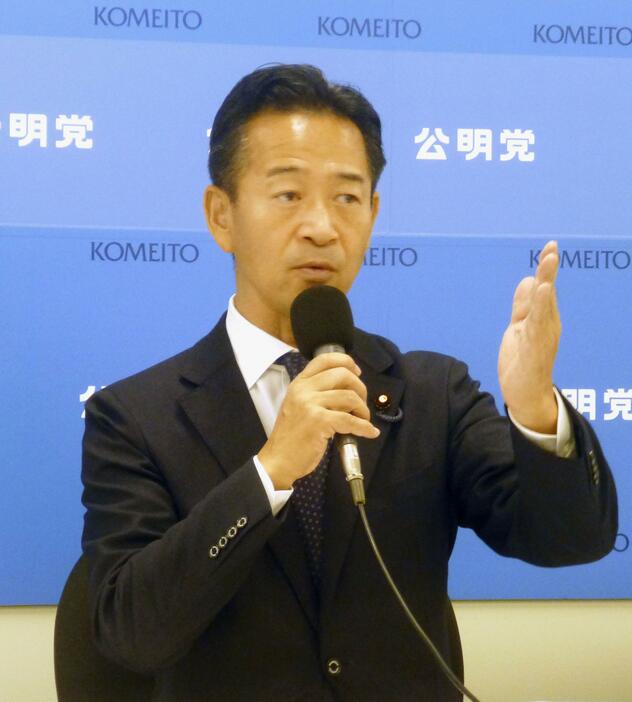 衆院選公約の重点政策について記者会見する公明党の岡本政調会長＝7日午前、国会