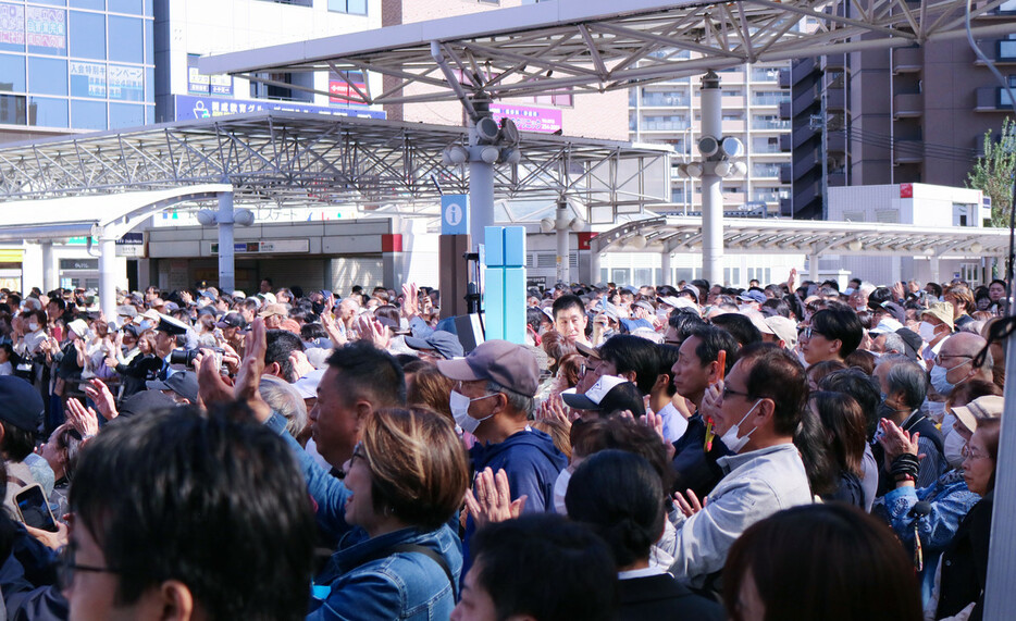 大阪メトロなかもず駅前の広場で街頭演説に聴き入る有権者ら＝２０日午後、堺市