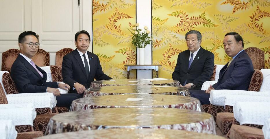 会談に臨む自民党の森山幹事長（中央右）と国民民主党の榛葉幹事長（同左）ら＝31日午前、国会